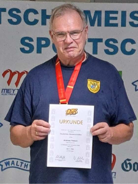 Andreas Pietsch mit Urkunde und Goldmedaille